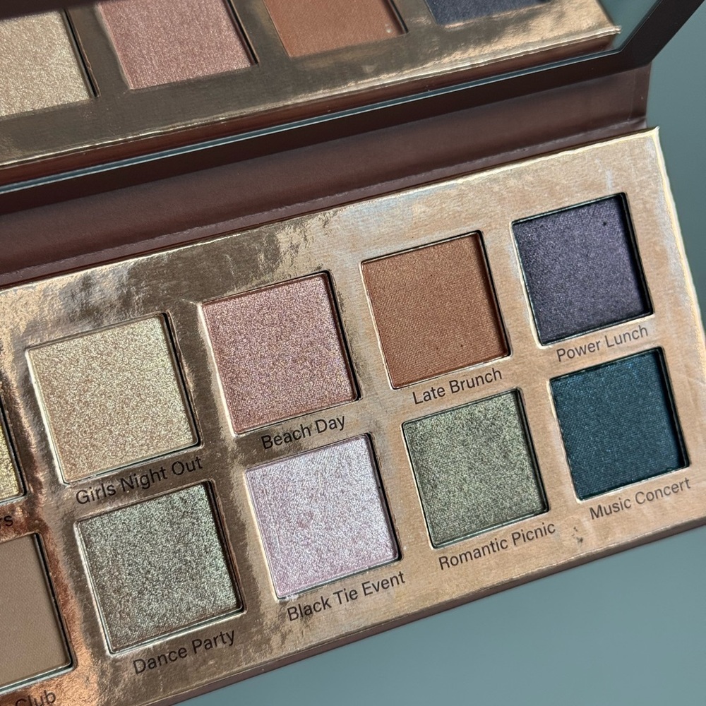 BNWT Versatile Eyeshadow Palette with Neutral and Bold Shades